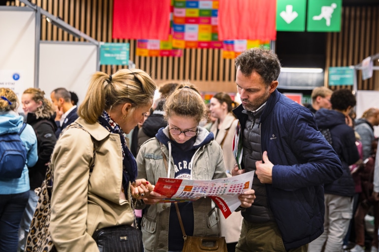 El&egrave;ves et parents lors de l'&eacute;dition 2025 du Salon &Eacute;tudier &agrave; l'&eacute;tranger