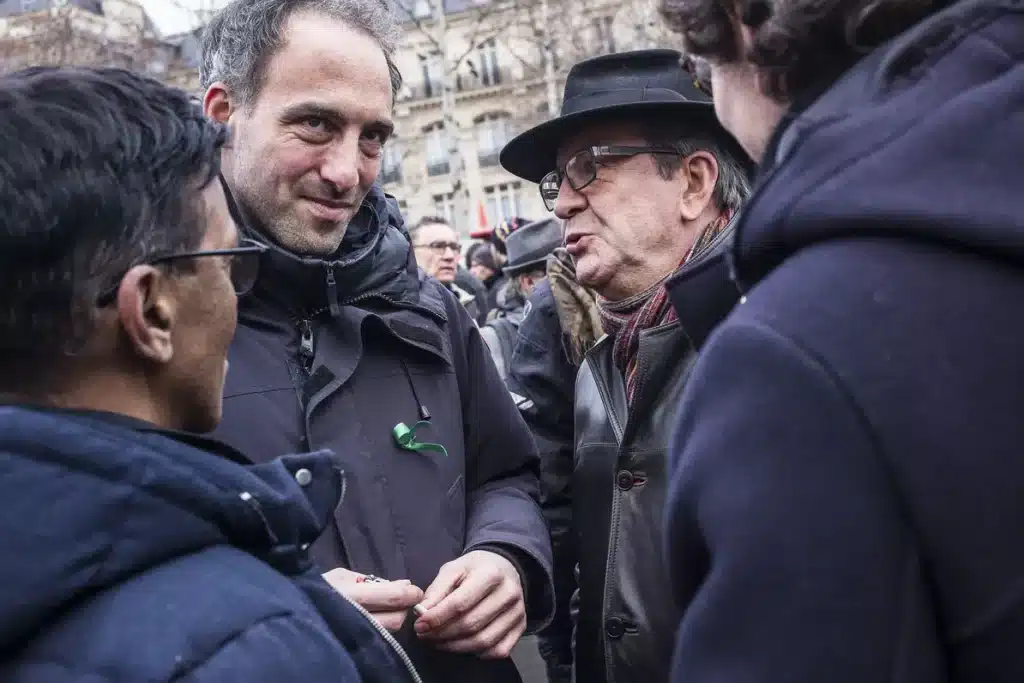Rapha&euml;l Glucksmann et Jean-Luc M&eacute;lenchon lors du rassemblement pour le climat place de la R&eacute;publique &agrave; Paris, le 27 janvier