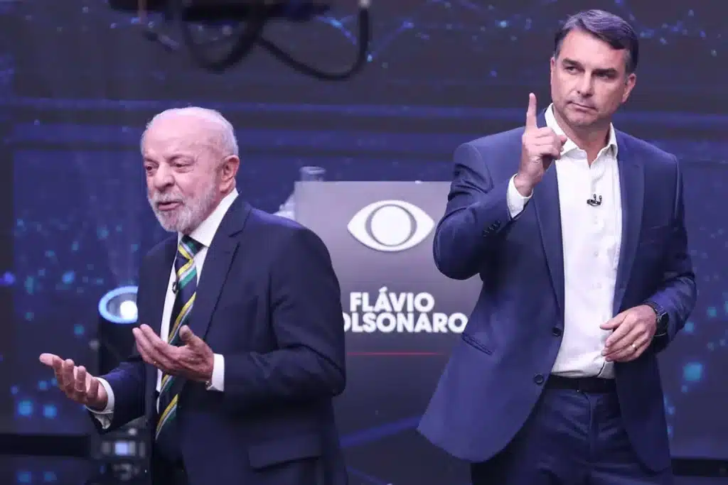 Flávio Bolsonaro et Lula, lors d'un débat présidentiel organisé par TV Bandeirantes, à São Paulo
