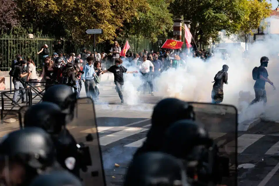 Des policiers anti-&eacute;meutes font face &agrave; des &eacute;tudiants manifestants devant le lyc&eacute;e Le Corbusier &agrave; Aubervilliers, au nord de