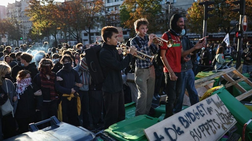 Des manifestants, dont certains jouent de la trompette, participant &agrave; une action de blocus pr&egrave;s du lyc&eacute;e H&eacute;l&egrave;ne-Boucher