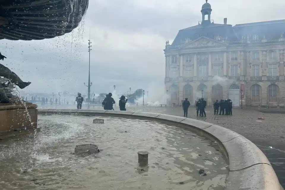 La place de la Bourse, théâtre d’affrontements