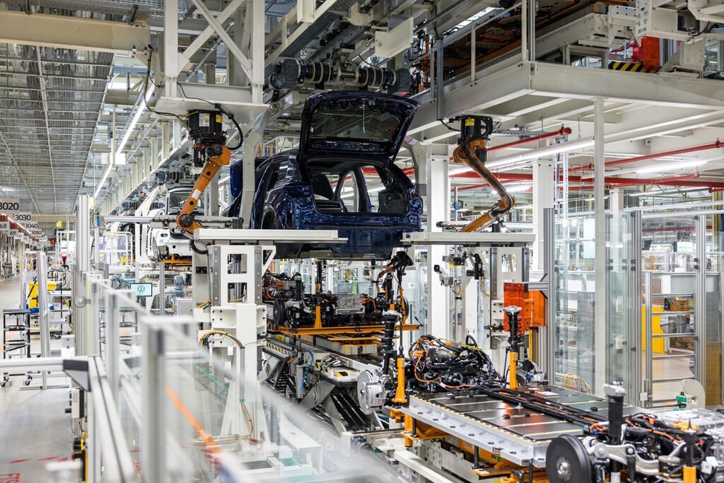 Une voiture &eacute;lectrique sur une ligne de montage &agrave; l'usine de production