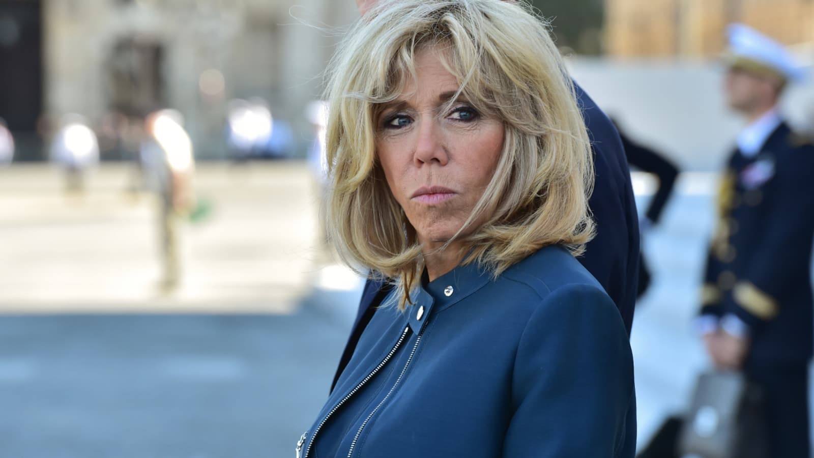 « Je suis en solidarité totale avec ma famille et en rapport constant, depuis hier 23h, avec Jean-Baptiste (mon petit neveu, victime de l&rsquo;agression) et Jean-Alexandre (mon neveu, père de la victime) » – Brigitte Macron réagissant aux actes commis par un groupe d&rsquo;une dizaine de manifestants qui a pris, lundi soir, après l&rsquo;allocution du Président de la République, la direction de la boutique de chocolats familiale, avant de jeter des projectiles et des poubelles sur la vitrine du magasin.
