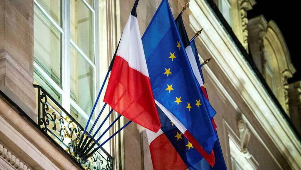 Le drapeau européen divise l’Assemblée, avec les élections en toile de fond
