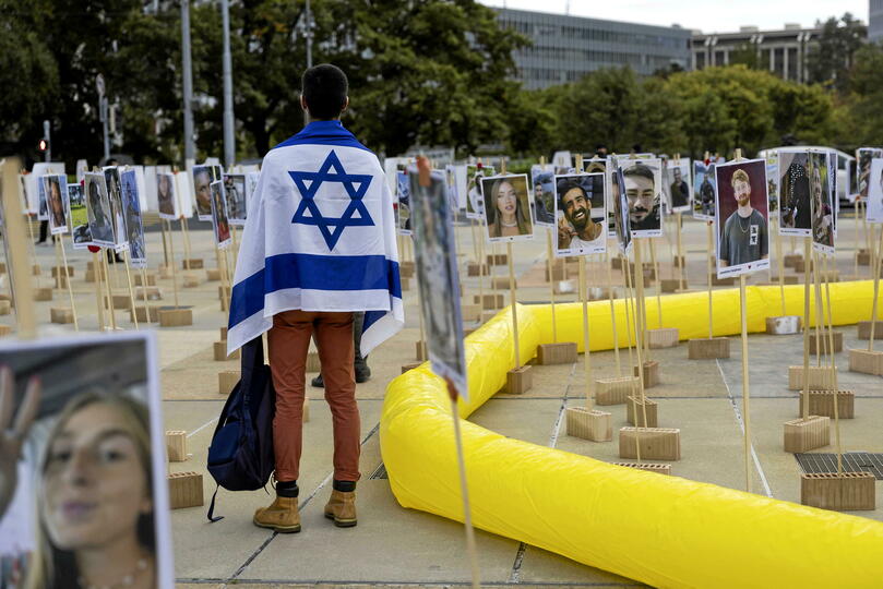 À Genève, environ 300 personnes se sont rassemblées devant le siège de l'ONU pour honorer les victimes du 7 octobre.© Cyril Zingaro/AP/SIPA / SIPA / Cyril Zingaro/AP/SIPA