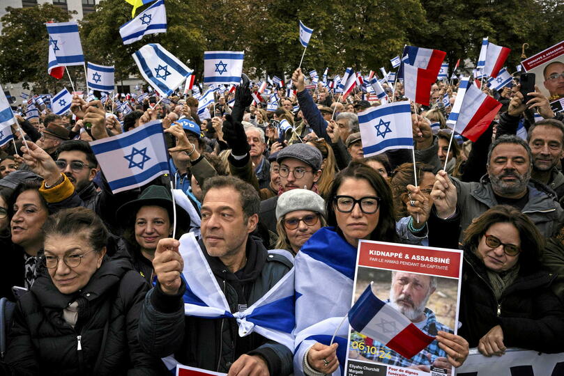 À Paris, plusieurs milliers de personnes se sont retrouvées sur la place de Fontenoy pour soutenir Israël et honorer les victimes de l'attaque.© Louise Delmotte/AP/SIPA / SIPA / Louise Delmotte/AP/SIPA