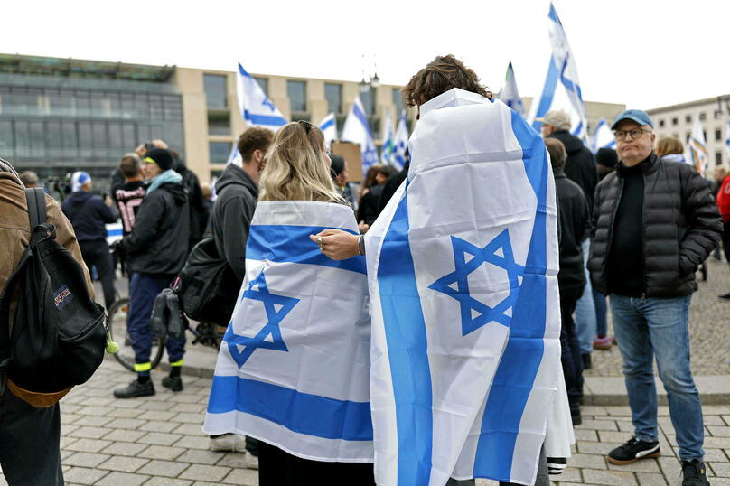 En Allemagne, les manifestants se sont rassemblés porte de Brandebourg, à Berlin. © snapshot/Future Image/Jean MW/Sh/SIPA / SIPA / snapshot/Future Image/Jean MW/Sh