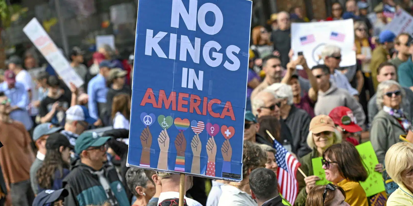 Des milliers de manifestants se sont rassemblés au Independence Mall de Philadelphie pour soutenir la manifestation nationale « No Kings Day » contre l'administration du président Trump, le 18 octobre 2025. © Ricky Fitchett/ZUMA/SIPA