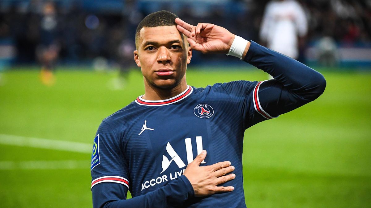 « MENSONGES…❌, a réagi le buteur des Bleus dans un message sur les réseaux sociaux. En même temps plus c’est gros plus ça passe. J’ai déjà dis que je vais continuer la saison prochaine au PSG où je suis très heureux. » – Kylian Mbappé réagissant, sur Twitter, aux rumeurs sur son éventuel départ du PSG !