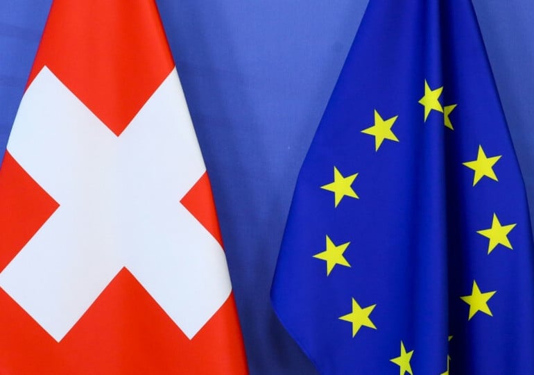 Les drapeaux Suisse et Européen ©Stockadobe