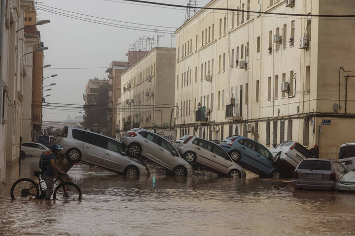 Rupture d’approvisionnement, pénurie, absence de communication, 3 jours après les inondations à Valence, les autorités espagnoles peinent à rétablir la vie normale. Des Français sont toujours recherchés.