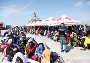 Des migrants à Lampedusa (Italie), le 15 septembre 2023. ©CECILIA FABIANO / AP