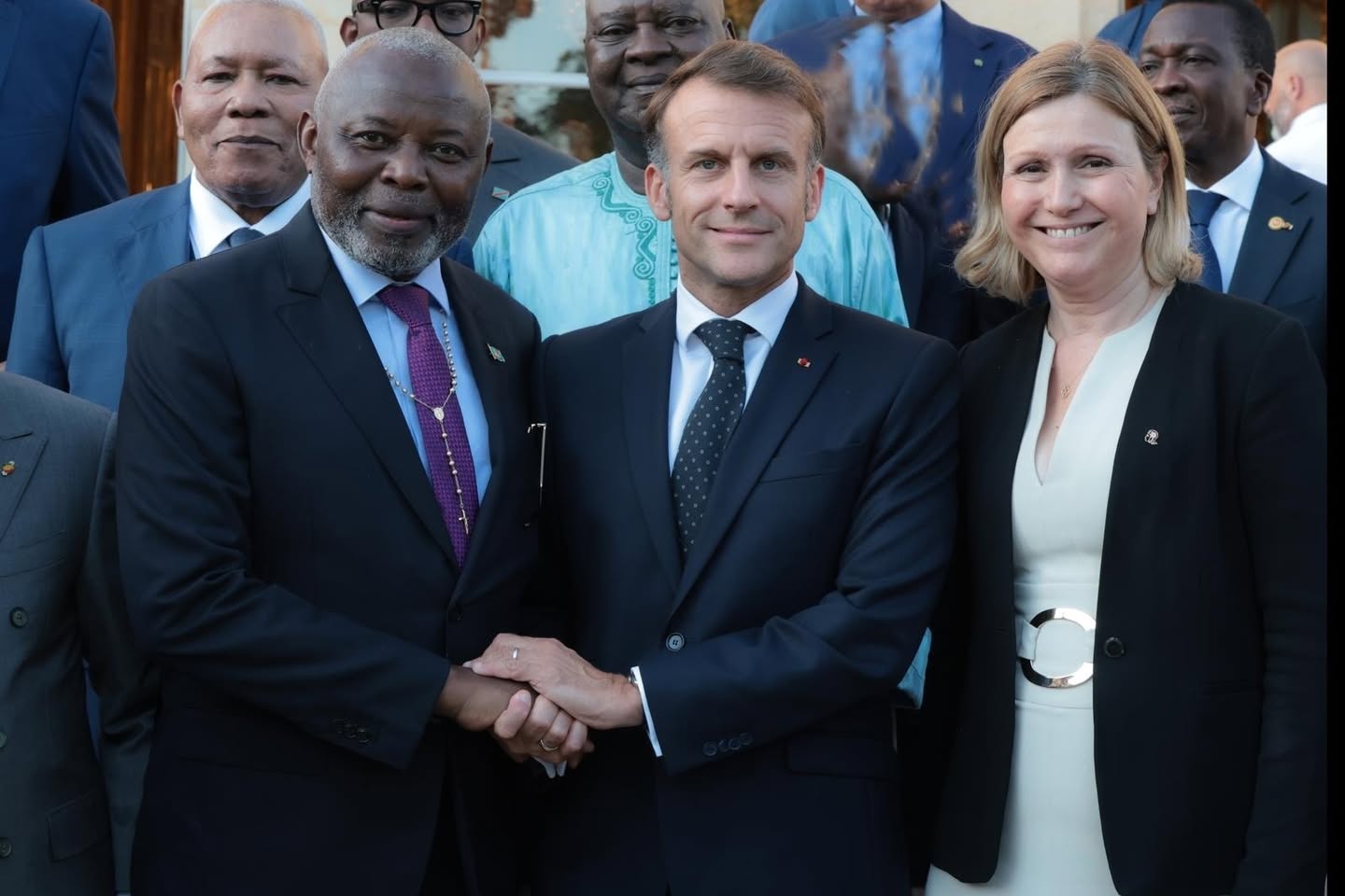 Rencontre entre Emmanuel Macron, la présidente de l'Assemblée nationale et les parlementaires de l'APF - le 11 juillet 2025 ©AFP