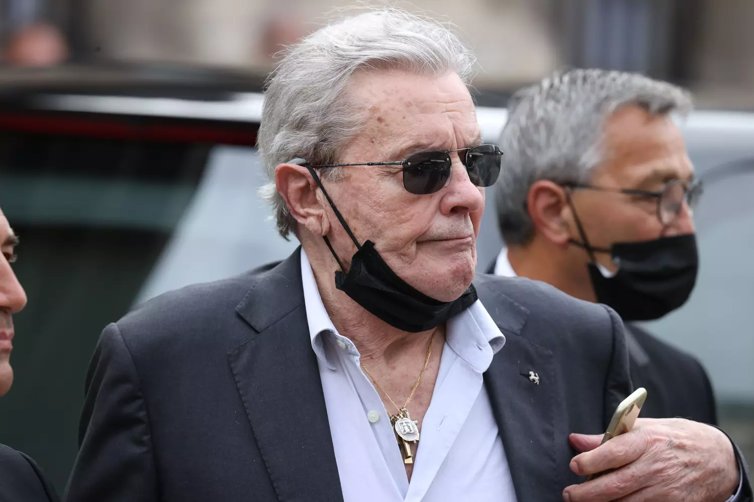 Une ordonnance datée du 25 janvier du juge des tutelles indique qu&rsquo;un « dissensus existe entre les trois enfants d’Alain Delon, s&rsquo;agissant notamment de sa prise en charge médicale et des praticiens en charge de son suivi ». « Il est nécessaire, au regard du conflit entourant le majeur qu&rsquo;un mandataire judiciaire à la protection des majeurs, neutre et impartial, soit désigné pour l’assister ». Alain Delon est donc désormais sous la tutelle de la justice française.