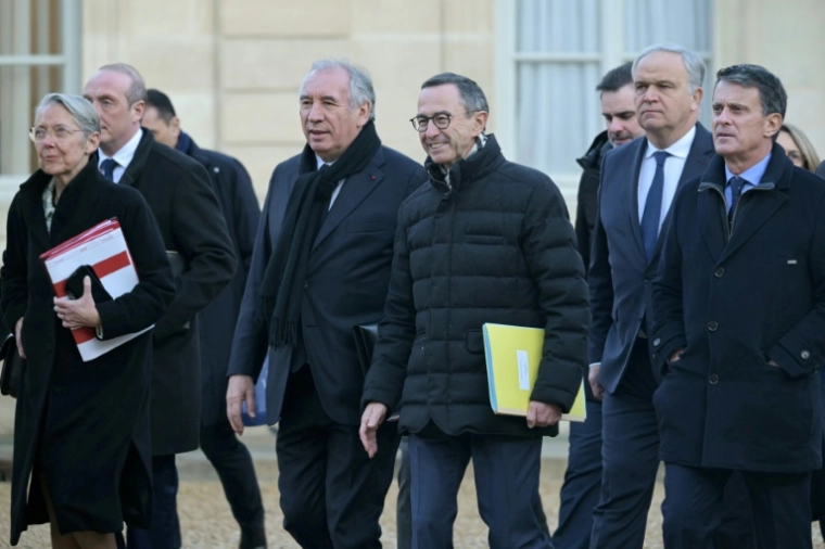 François Bayrou, entouré notamment d'Elisabeth Borne (g), ministre de l'Education et de Bruno Retailleau (d), ministre de l'Intérieur, se dirigeant vers l'Elysée pour le premier Conseil des ministres du Premier ministre ©AFP / Bertrand GUAY