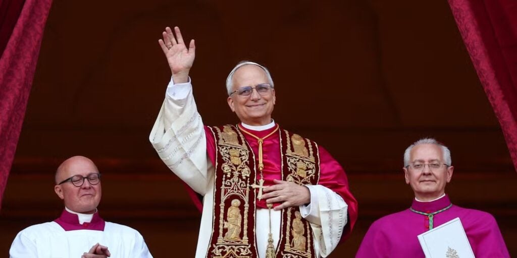 Le pape Leone XIV, nouvellement élu, apparaît au balcon de la basilique Saint-Pierre au Vatican, le jeudi 8 mai 2025. Guglielmo Mangiapane / REUTERS