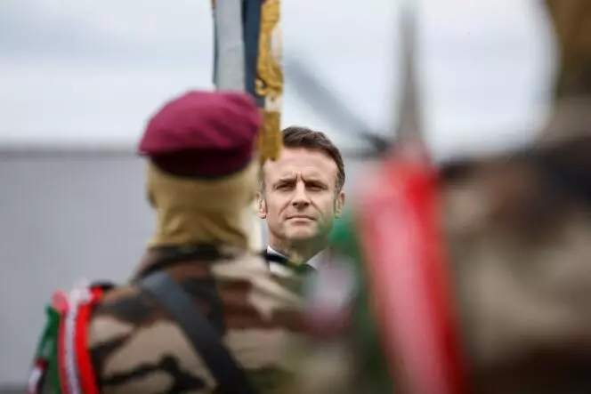 Lors des premières cérémonies liées au D-Day, devant des unités d'élite ce 05 juin 2024, le chef de l'État a déclaré "alors que les périls montent", "vous rappelez que nous sommes prêts à consentir aux mêmes sacrifices pour défendre ce qui nous est le plus cher: notre terre de France et nos valeurs républicaines".