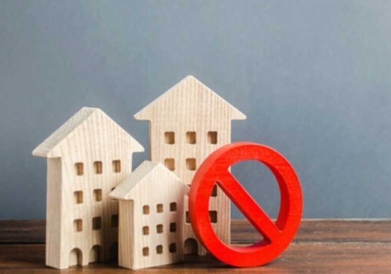 Une loi sur l’interdiction d’achat immobilier résidentiel au Canada pénalise certains Français