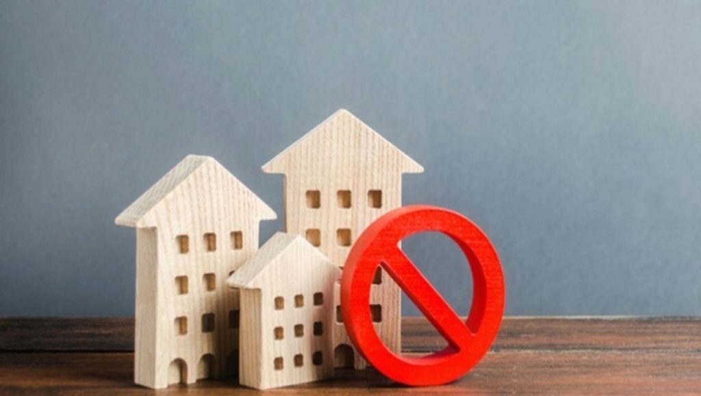 Une loi sur l’interdiction d’achat immobilier résidentiel au Canada pénalise certains Français