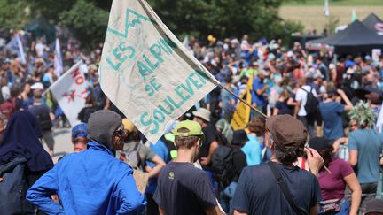 « On peut manifester, on peut revendiquer, on peut appeler à changer la loi. Mais (…) il faut distinguer les comportements de militantisme et les comportements violents. Cette tentative de dire que la violence est légitime, on doit la contester », a expliqué Olivier Véran pour justifier la dissolution du groupe activiste écologiste, Les Soulèvements de la Terre, à l&rsquo;issue du Conseil des ministres