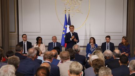 « J’ai beaucoup entendu parler du rapport Borloo. J&rsquo;ai sans doute été maladroit dans cette affaire à l&rsquo;époque », a confié le président de la République aux maires dont les villes ont été frappées par les émeutes et qu&rsquo;il recevait ce mardi à l&rsquo;Elysée. Pour rappel, le rapport Borloo prévoyait des mesures fortes afin de favoriser l’emploi, le logement et l&rsquo;égalité des chances dans les banlieues françaises.