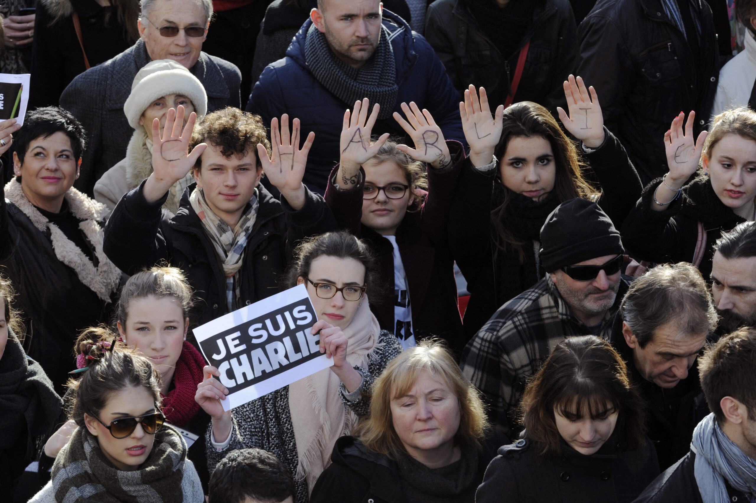 Neuf ans après l&rsquo;attentat contre Charlie Hebdo, où douze personnes ont été assassinées par les frères Kouachi, le hashtag #JeSuisCharlie a inondé la version francophone de X (anciennement Tweeter), en mémoire des victimes, ce dimanche 07 janvier 2024.