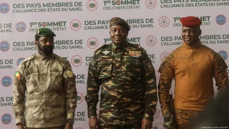 Le premier sommet de l'Alliance des États du Sahel a lieu le 6 juillet 2024 à Niamey, au Niger. Il réunit les trois dirigeants militaires : le président du Burkina Faso, le capitaine Ibrahim Traoré, celui du Mali, Assimi Goïta et le Nigérien, le général Tchiani. © Reuters