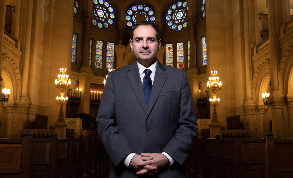 « J&rsquo;invite tout le monde à signaler tout acte antisémite. Il faut une tolérance zéro de toute la société face à ce fléau. On est sur une ligne de crête délicate, mais il ne faut pas tomber dans une psychose. Il faut continuer à vivre, même si le danger est partout. Ça nous rappelle quand même ce qu&rsquo;ont vécu nos familles dans les années 1930 et 1940. On arrivera à lutter contre ce fléau quand chacun dira non, et on a besoin d&rsquo;actions. » Elie Korchia – Président du Consistoire central israélite de France