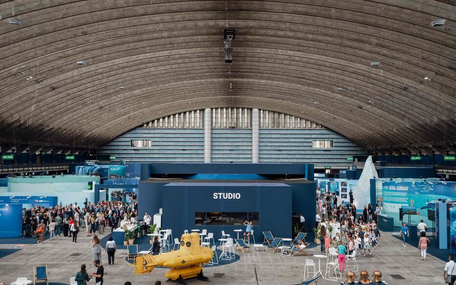 Visite de l’exposition "La baleine" présentée pour la Conférence des Nations Unies sur les océans (UNOC) au Parc des expositions de Nice, le 2 juin 2025. La troisième Conférence des Nations Unies sur les océans, co-organisée par la France et le Costa Rica, aura lieu du 9 juin au 13 juin 2025. (Photo de Frederic DIDES / AFP)