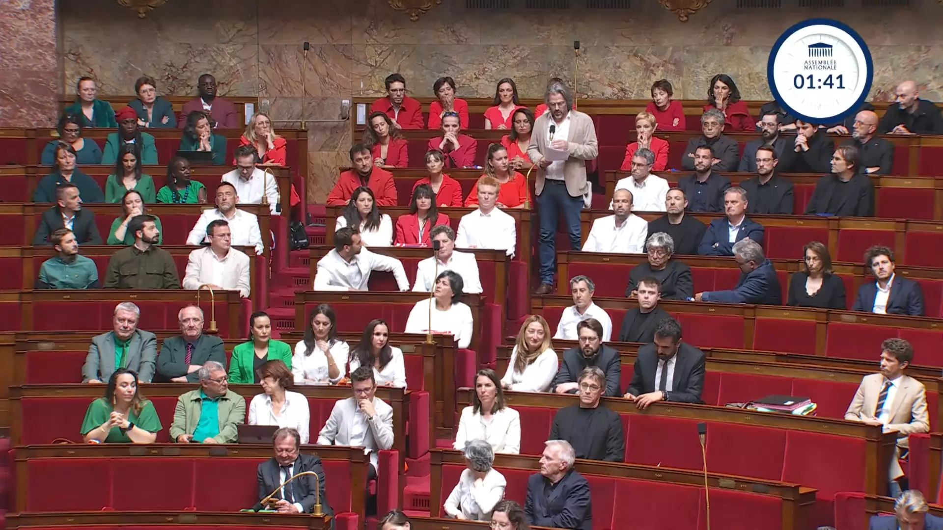 1 exclu, + de 100 autres de mobilisés. Le drapeau palestinien est entré àl’Assemblee Nationale, il n’en sortira plus jusqu’à ce que la France agisse pour appliquer le droit international ! Fier de mes camarades – Sébastien Delogu sur X – Député LFI sanctionné pour avoir aussi brandi un drapeau palestinien dans le Palais bourbon, la semaine dernière, alors que seuls les drapeaux français et européens sont autorisés.