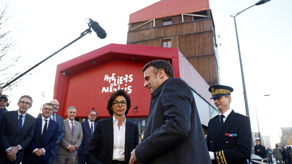 Emanuel Macron a précisé la feuille de route de Rachida Dati au ministère de la Culture lors de leur déplacement commun ce jeudi 18 janvier 2024 à Clichy-Montfermeil : « La ministre va revenir dans quelques semaines avec un programme détaillé dans tout le pays qu&rsquo;on puisse avoir accès au théâtre au cinéma, à la pratique musicale de manière totalement gratuite ».
