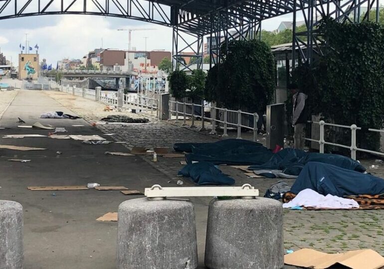 Les migrants à Bruxelles sont contraints de dormir dans les rues