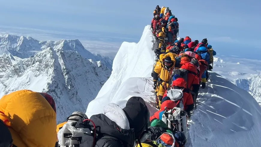 La foule des alpinites sur l'Everest le 21 mai 2024, entre l'arête sud et le ressaut Hillary ©Getty - Narendra Shahi Thakuri/picture alliance