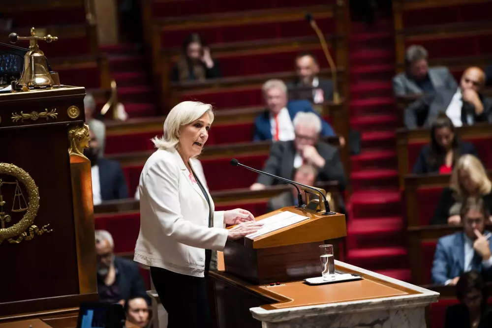 Marine Le Pen au pupitre de l’Assemblée nationale après le discours de Michel Barnier, le 1er octobre 2024. ©JULIEN MUGUET/AFP