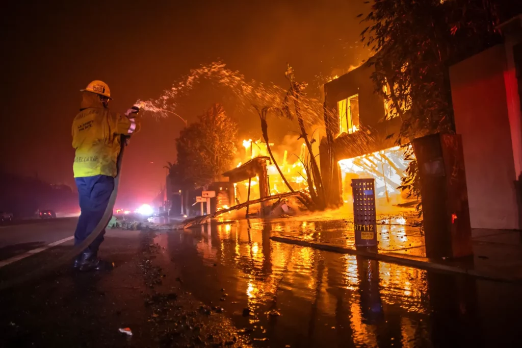 Un pompier lutte contre l’incendie de Palisades, à Los Angeles, le 8 janvier 2025.