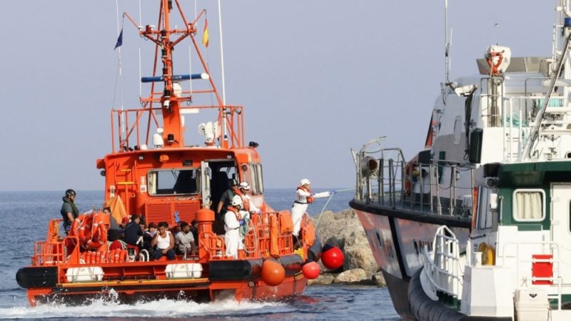 Les secours maritimes transfèrent 27 migrants au port d'Almeria après qu'ils aient été secourus de deux bateaux en mer d'Alboran, à Almeria, en Espagne, le 03 août 2019. ©EPA-EFE/RICARDO GARCIA