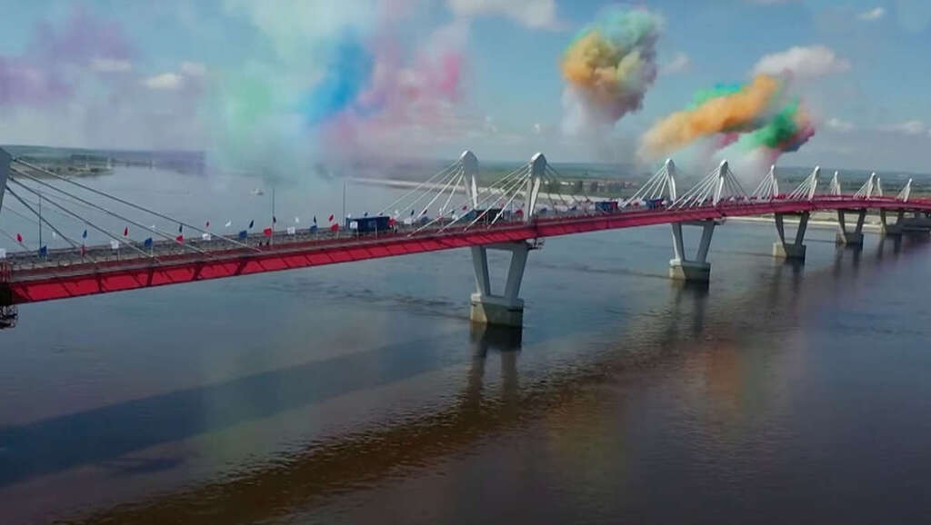 Deux ponts sur le fleuve Amour