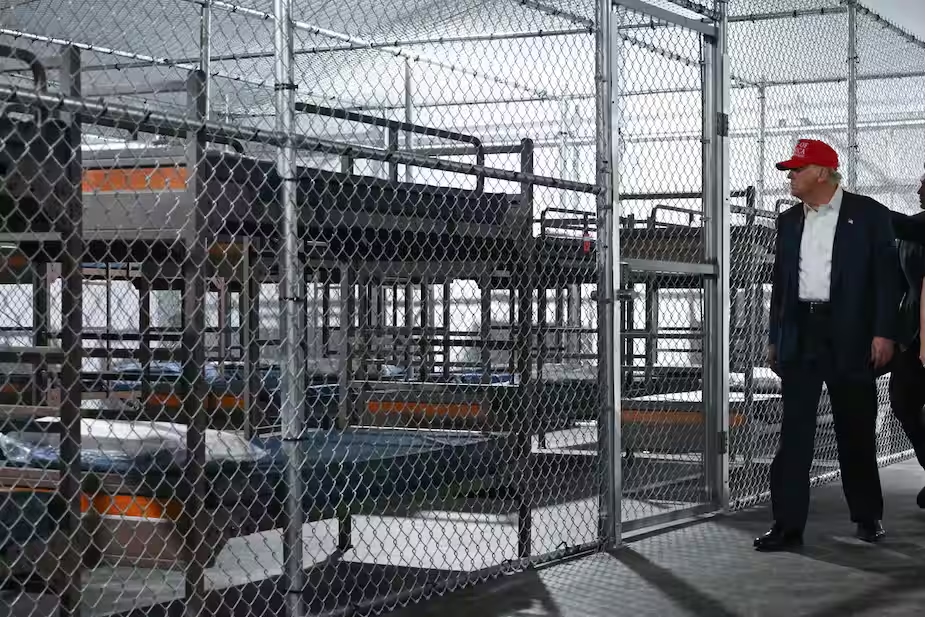 Donald Trump visite le centre de détention pour migrants, surnommé « Alligator Alcatraz », situé dans le parc national des Everglades, en Floride, le 1er juillet 2025. ©AFP