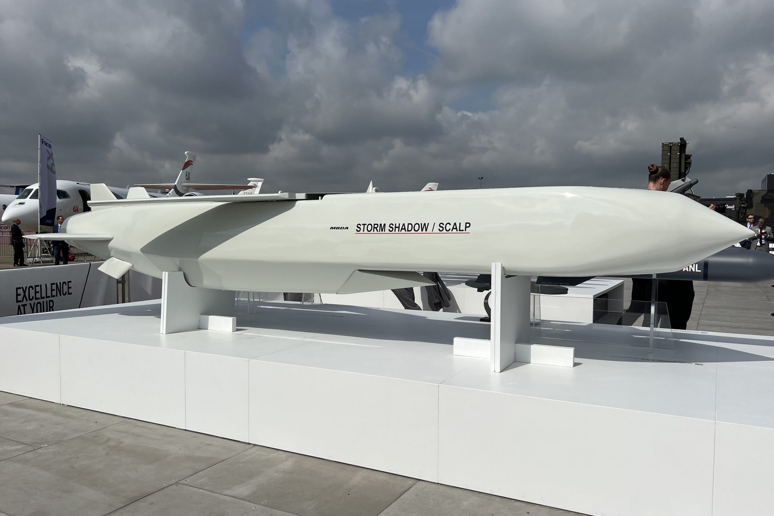 « Nous avons décidé de livrer de nouveaux missiles permettant des frappes dans la profondeur à l&rsquo;Ukraine », a déclaré Emmanuel Macron à son arrivée sur le site du sommet, à Vilnius, en Lituanie
