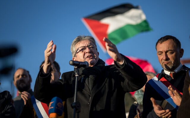 Le fondateur français de La France Insoumise (LFI) Jean-Luc Melenchon (C) fait des gestes en s’adressant à un député français de la LFI, Jean-François Coulomme (R), lors d’une manifestation pour laIncendie à Gaza et en solidarité avec le peuple palestinien devant les bureaux des Nations unies à Genève le 3 février 2024. ©Photo de Fabrice COFFRINI / AFP