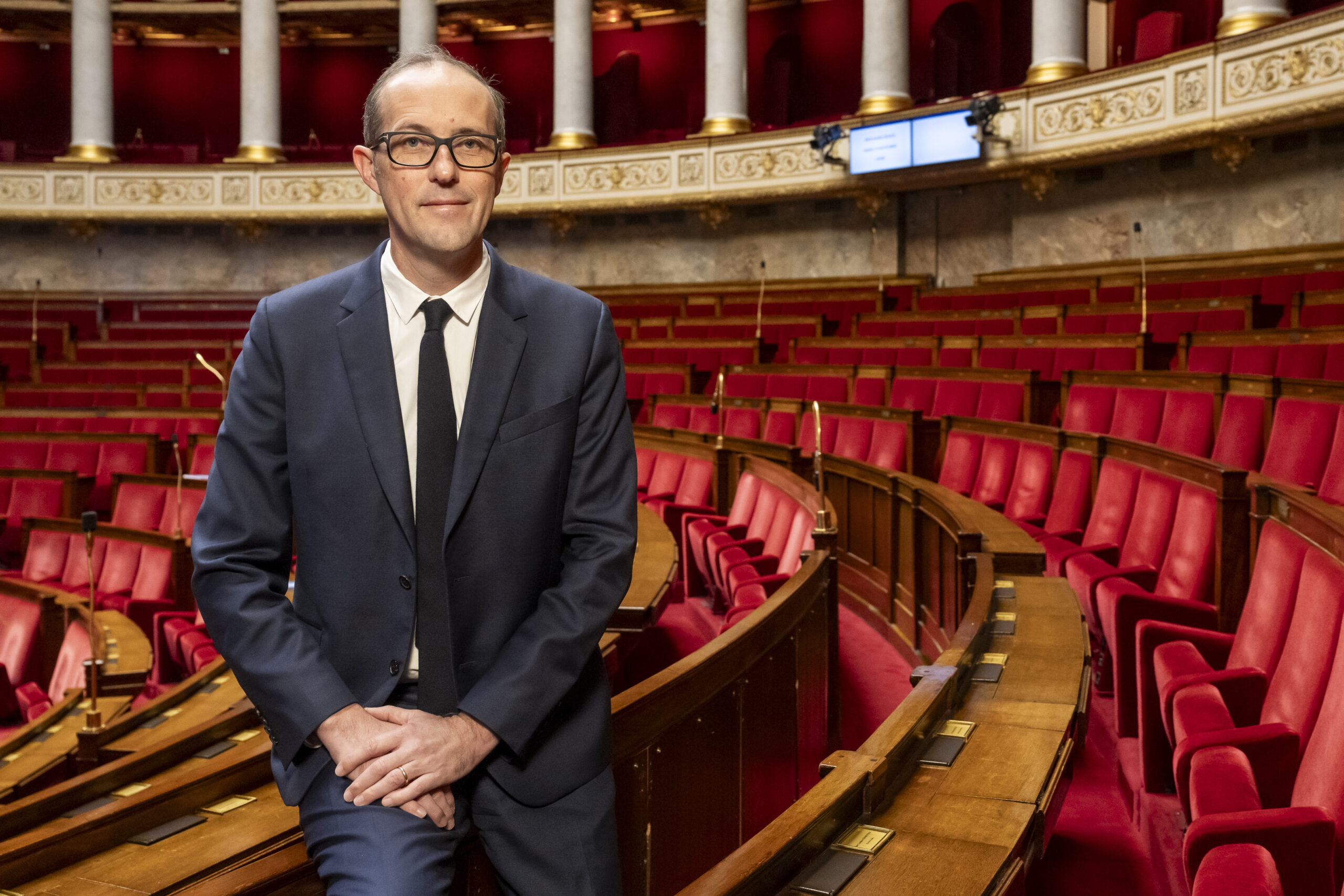 Portrait du député Rémi Provendier dans l'hémicycle à l'Assemblée nationale le 19 novembre 2024.