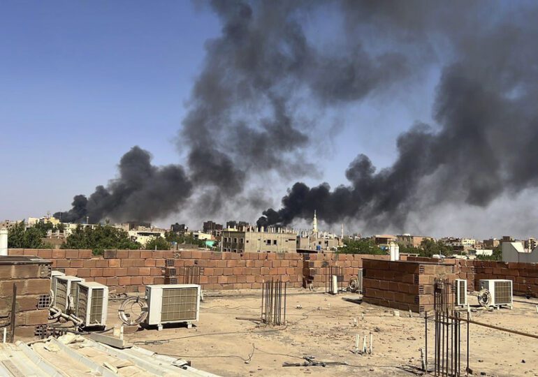 Soudan : les ressortissants étrangers pris au piège commencent à évacuer