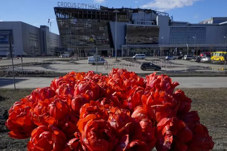 Un bouquet de fleurs déposé sur le bord de la route devant le Crocus City Hall incendié à la suite de l'attentat meurtrier; 26 mars 2024.