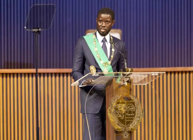 Bassirou Diomaye Diakhar Faye, 5ème président de la République du Sénégal, prononce son discours après avoir prêté serment le 2 avril 2024, au cours de la cérémonie d'investiture qui s'est déroulée au Centre international de conférences Abdou Diouf (CICAD) de Diamniadio à Dakar.  © Associated Press