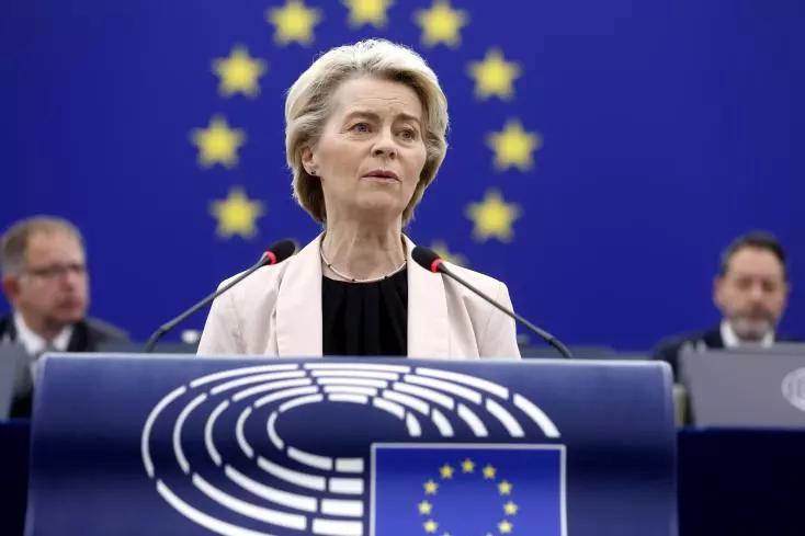 La présidente de la Commission européenne, Ursula von der Leyen, s'exprime avant le vote du Parlement européen sur le nouveau collège des commissaires au Parlement européen à Strasbourg, en France, le mercredi 27 novembre 2024.