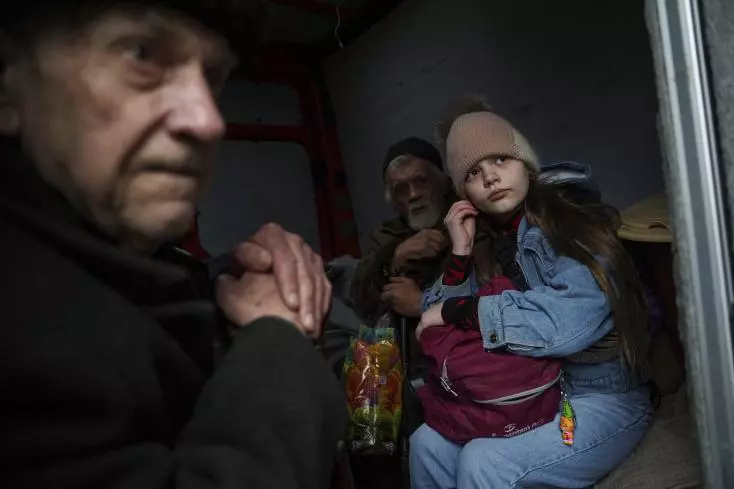 Une famille ukrainienne assise bord d'une camionnette lors d'une évacuation de Pokrovsk, en Ukraine, le samedi 21 décembre 2024. ©Associated Press