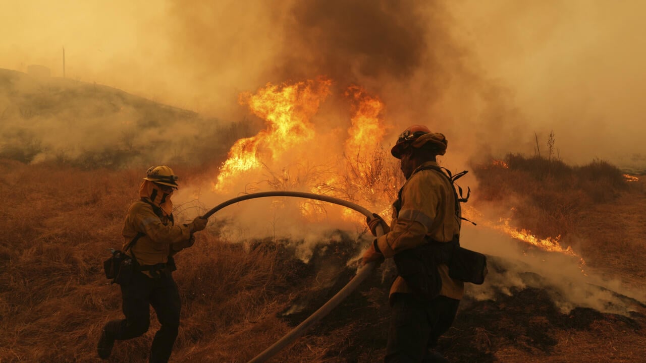 Les pompiers luttent contre l'incendie "Canyon Fire" le jeudi 7 août 2025, à Hasley Canyon, en Californie, aux États-Unis. © Marcio Jose Sanchez, AP