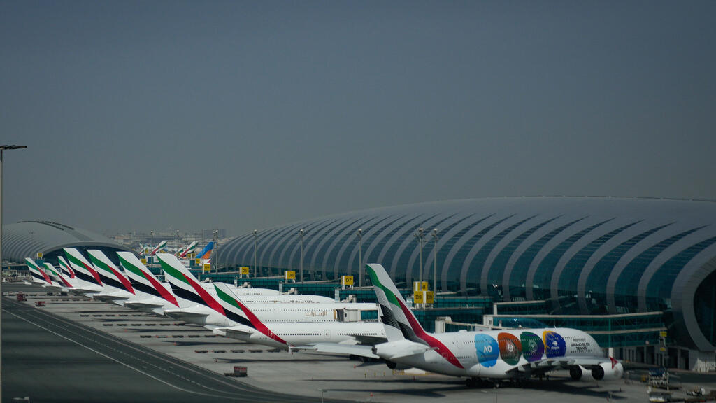 Des avions d'Emirates sont stationn&eacute;s &agrave; l'a&eacute;roport international de Duba&iuml; apr&egrave;s sa fermeture, &agrave; Duba&iuml;, aux &Eacute;mirats arabes unis, le dimanche 1er mars 2026. &copy;AP - Altaf Qadri