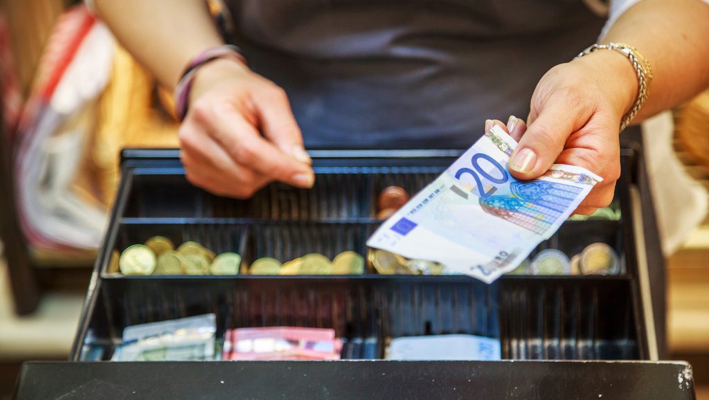 L&rsquo;euro poursuit sa chute face au dollar
